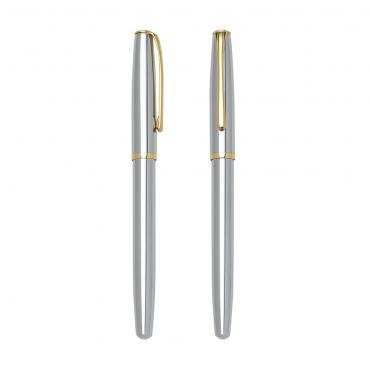 Caneta metal roller prata com tampa. 