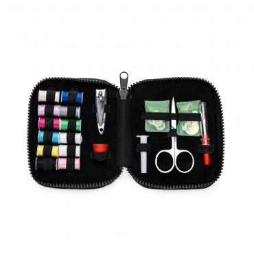 Kit costura com estojo de nylon revestido internamente com veludo.