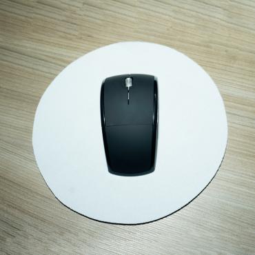 Mouse pad neoprene formato circular com parte inferior emborracha antideslizante.