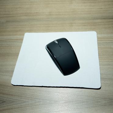 Mouse pad neoprene formato retangular com parte inferior emborracha antideslizante.