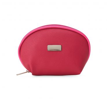 Necessaire em couro sintético rosa texturizado com uma placa central para personalização. Parte interna revestida com